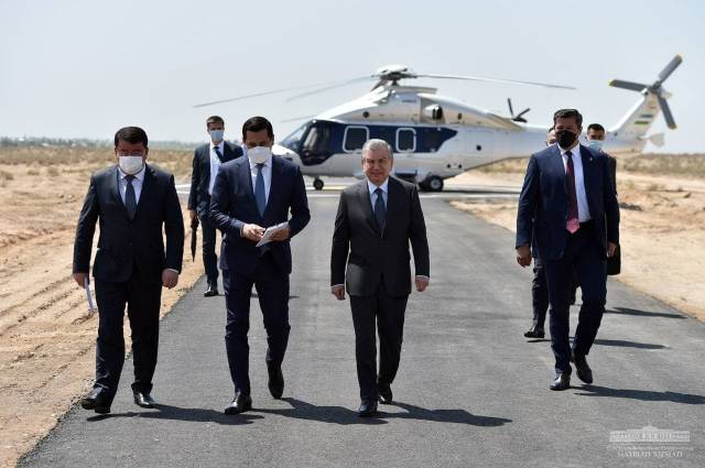 Shavkat Mirziyoyev presses symbolic button to start the construction of Sherabad solar power plant